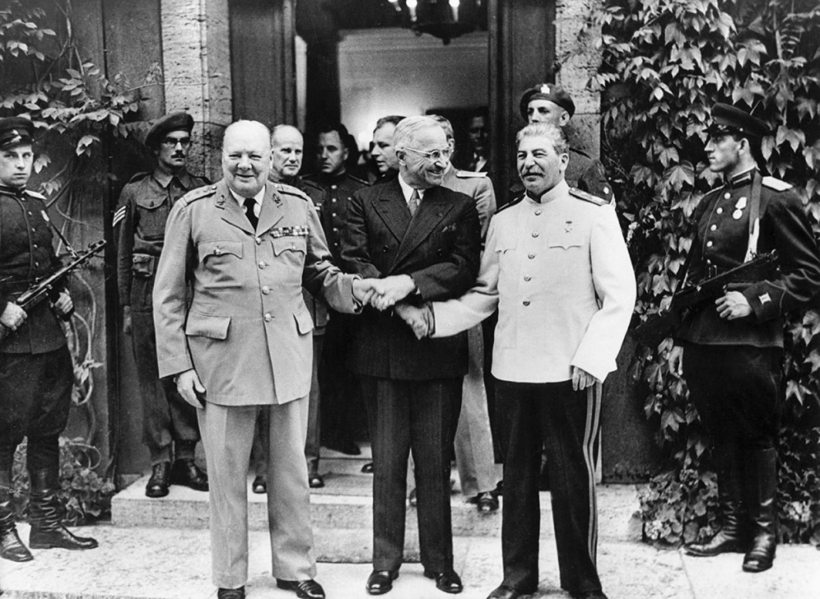 Сталин оон. Потсдам конференция 1945 года. Сталин Трумэн Черчилль на Ялтинской конференции. Потсдамская конференция Сталин и Трумен. Сталин Трумэн Черчилль.